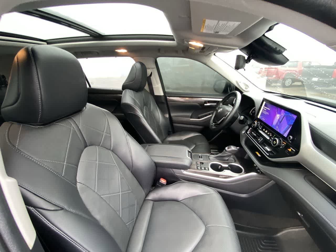 Thumbnail: 2023 Toyota Highlander - 25