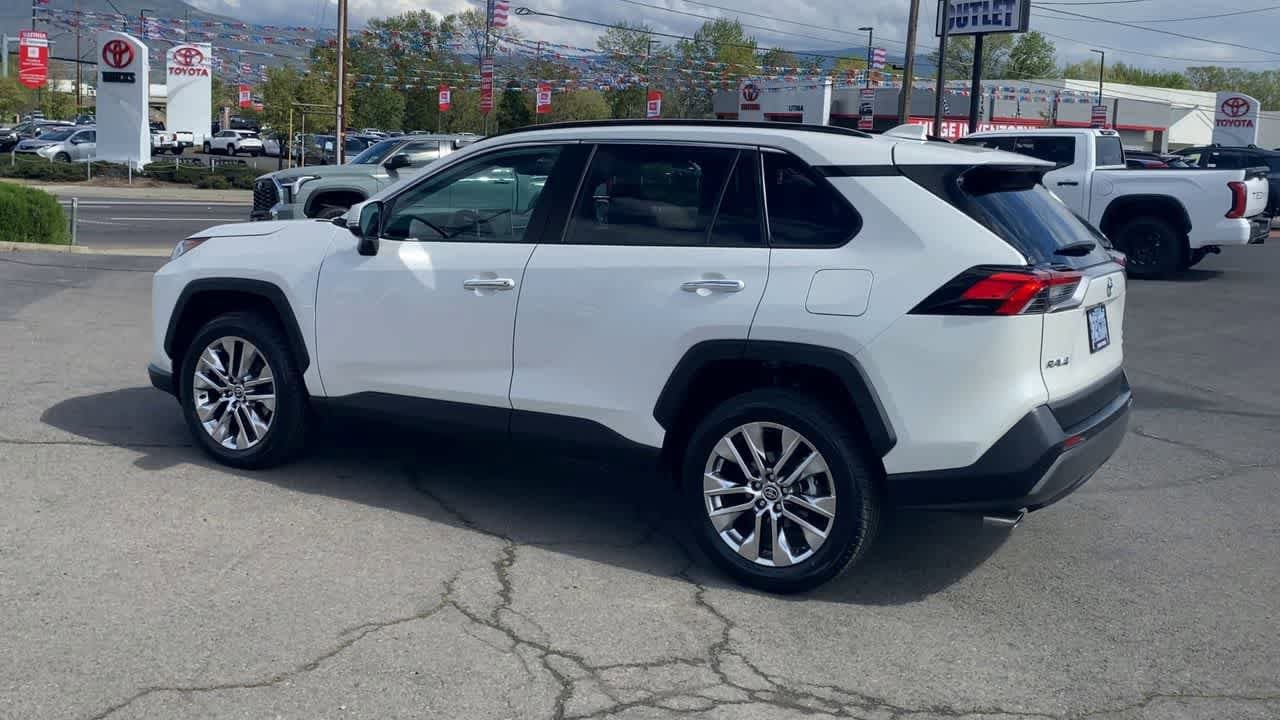 Thumbnail: 2021 Toyota RAV4 - 6