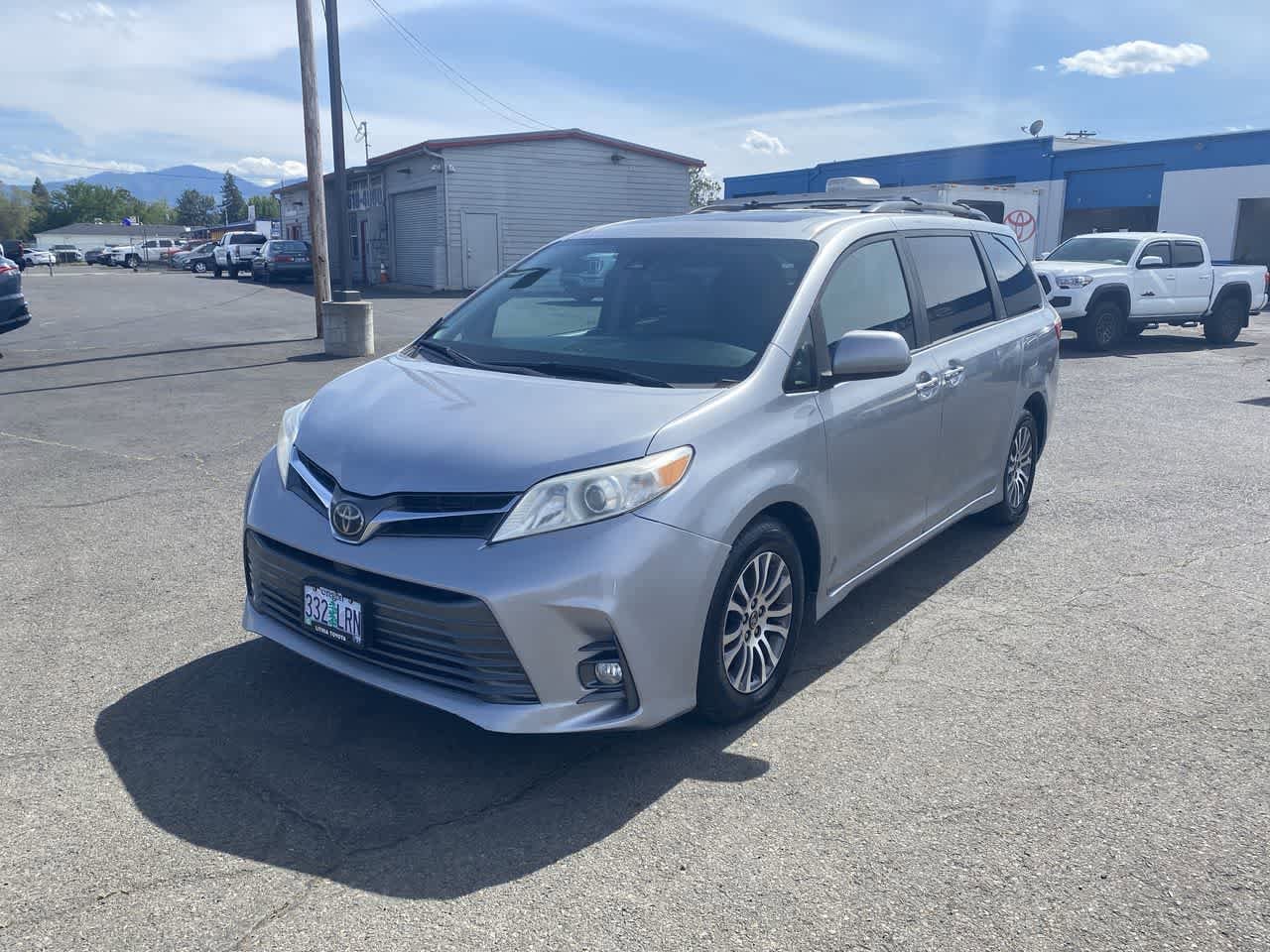 2018 Toyota Sienna XLE V6 8-Passenger's photo