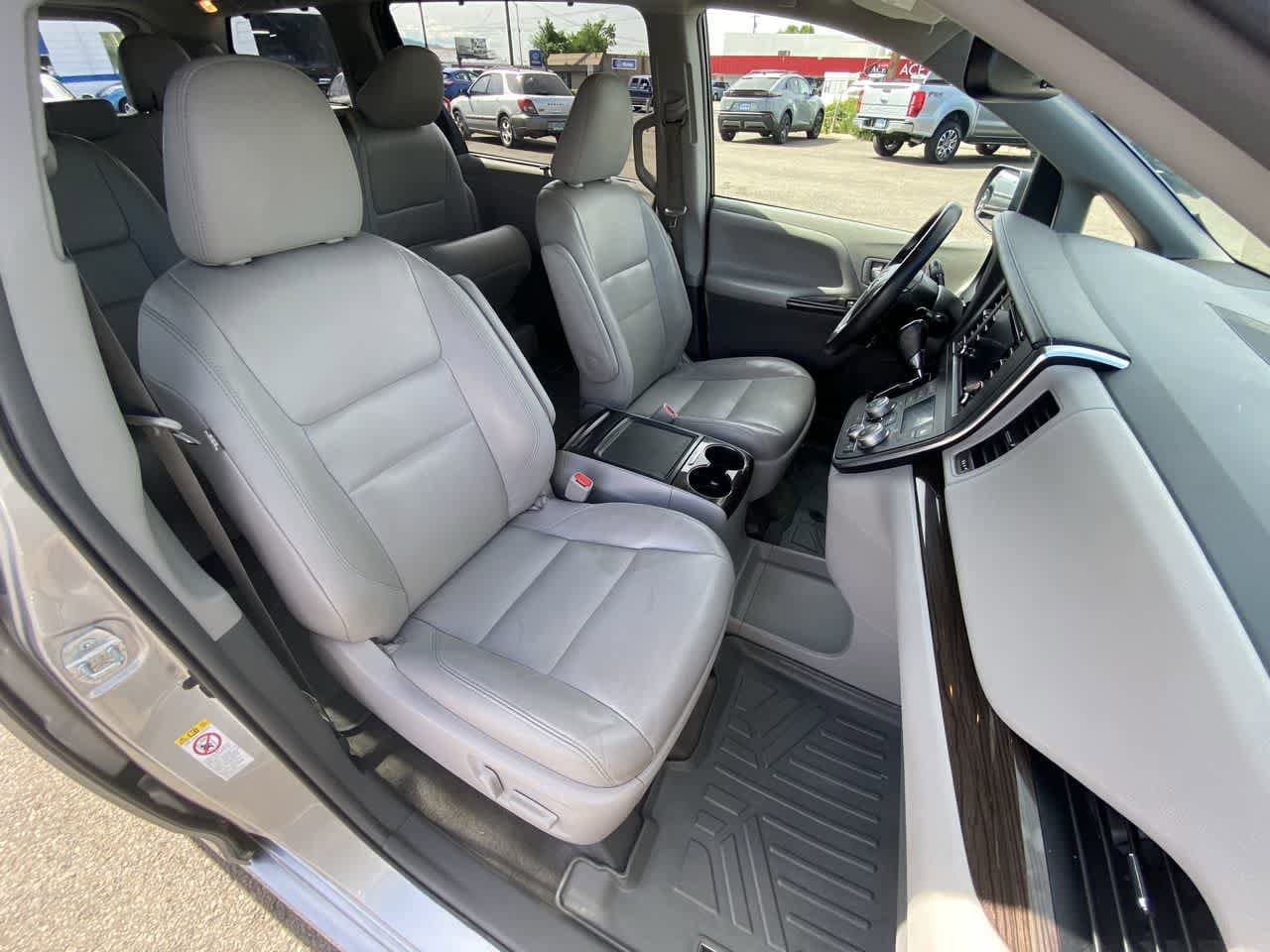 Thumbnail: 2018 Toyota Sienna - 25
