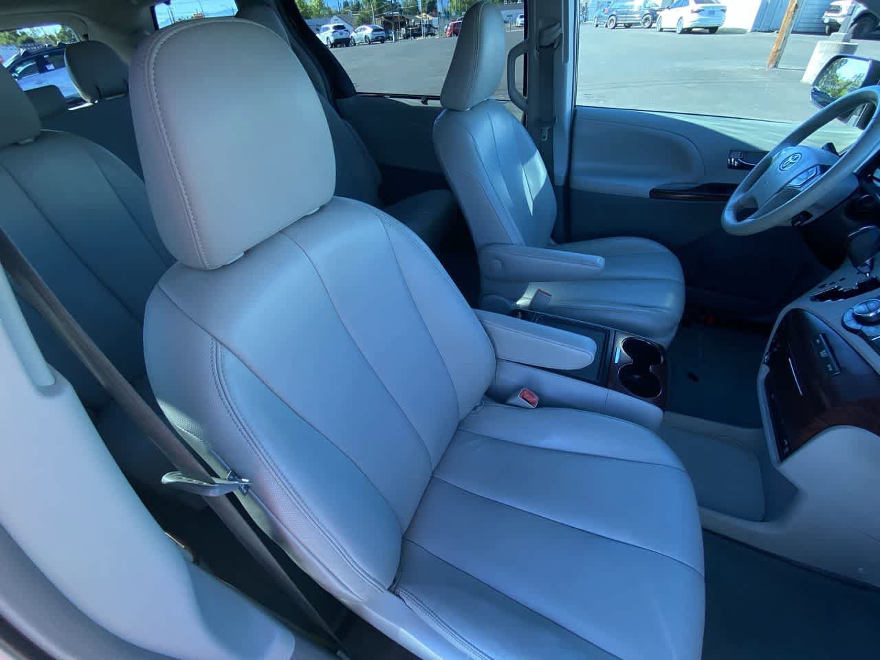 Thumbnail: 2014 Toyota Sienna - 26