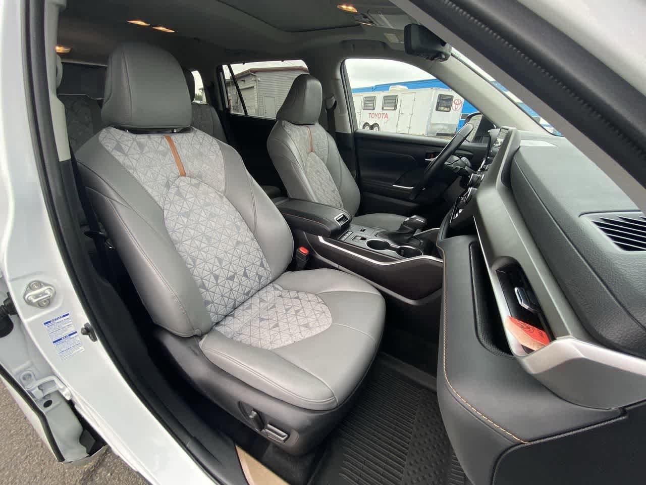 Thumbnail: 2022 Toyota Highlander - 23