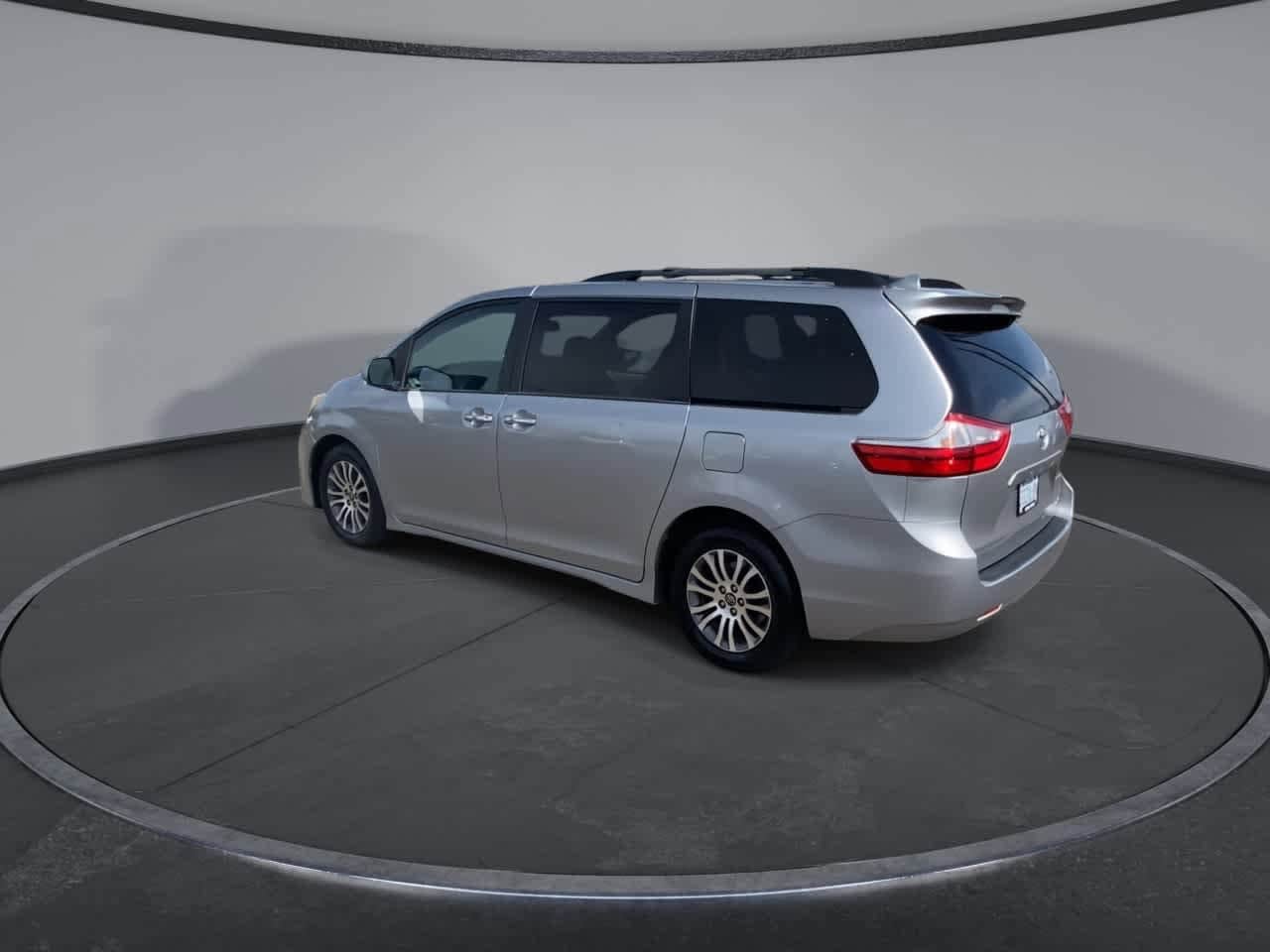 Thumbnail: 2018 Toyota Sienna - 6