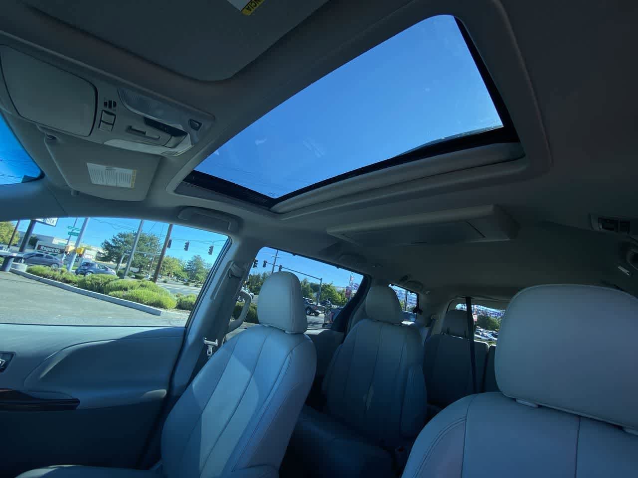 Thumbnail: 2014 Toyota Sienna - 22