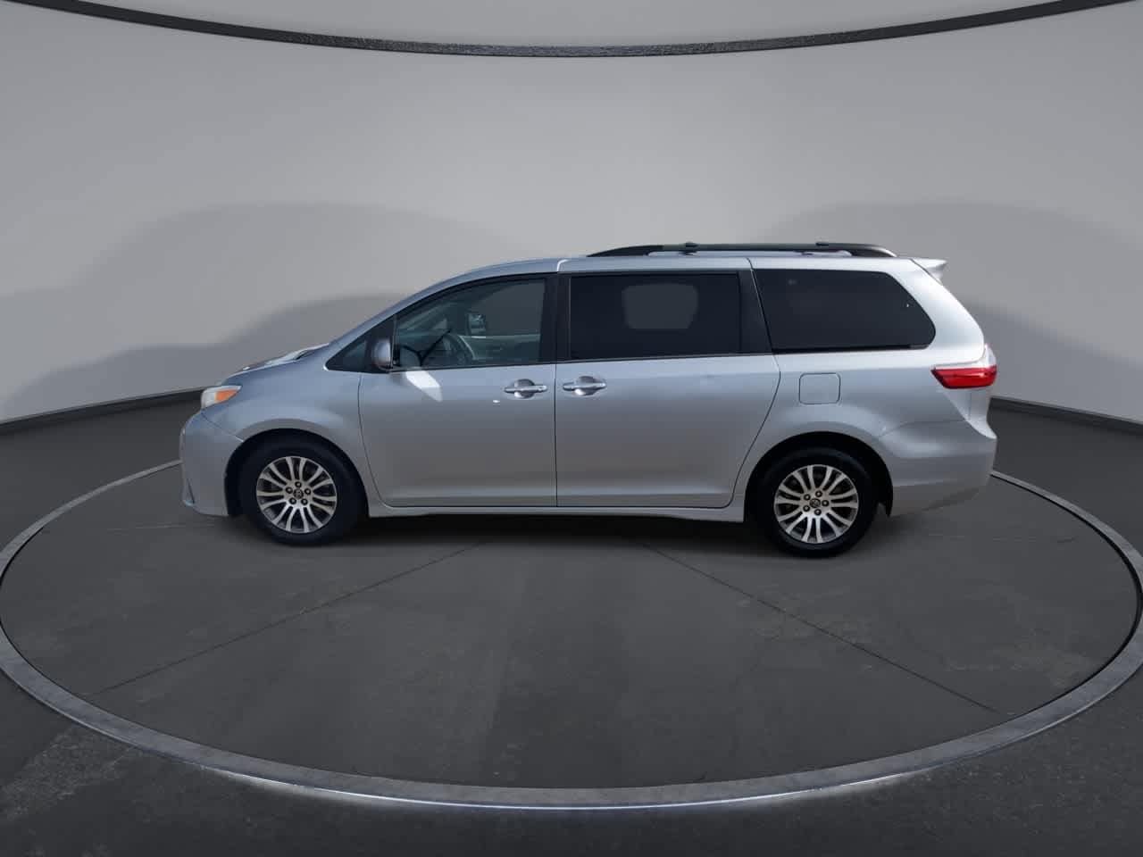 Thumbnail: 2018 Toyota Sienna - 5
