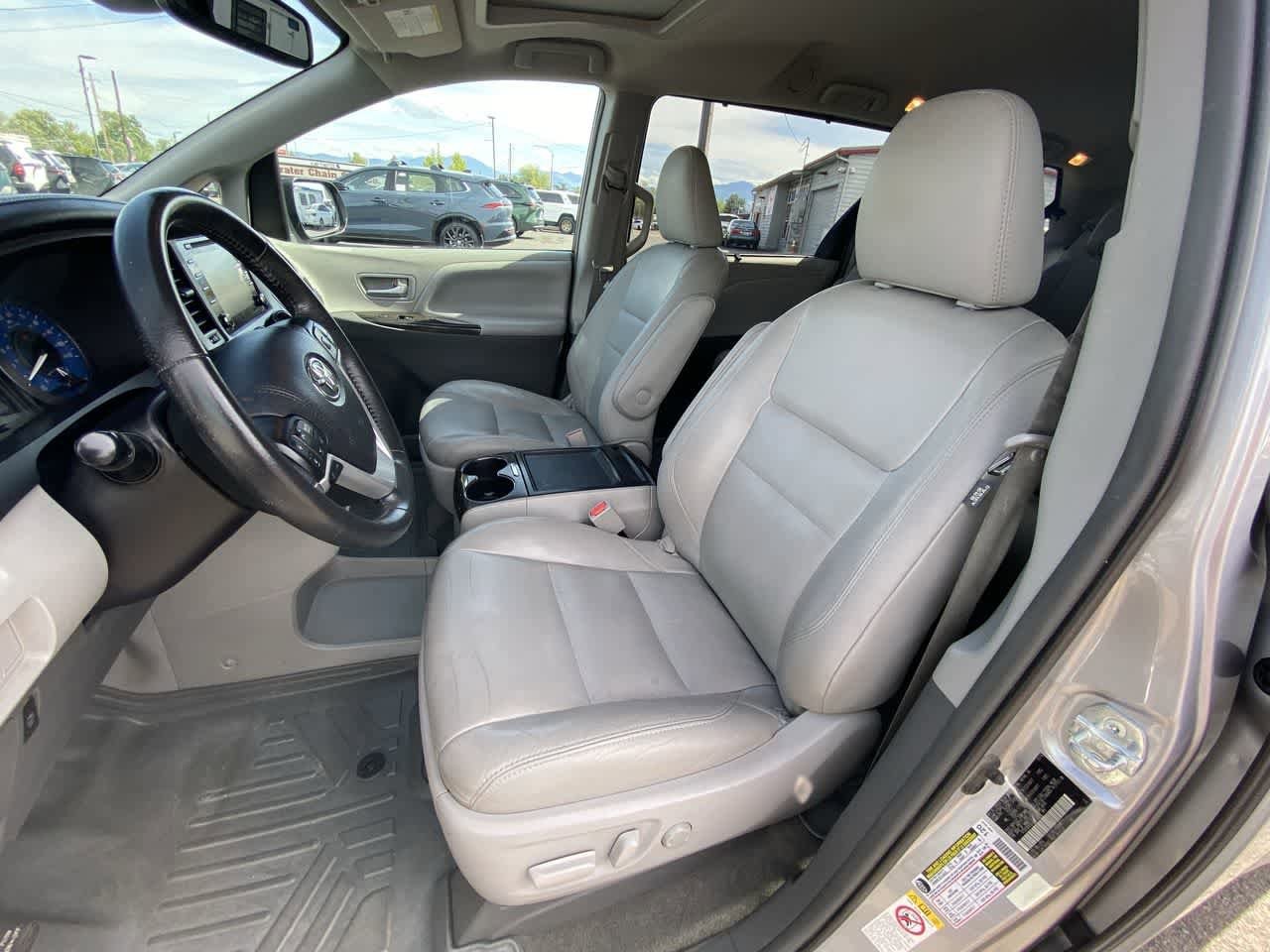 Thumbnail: 2018 Toyota Sienna - 11