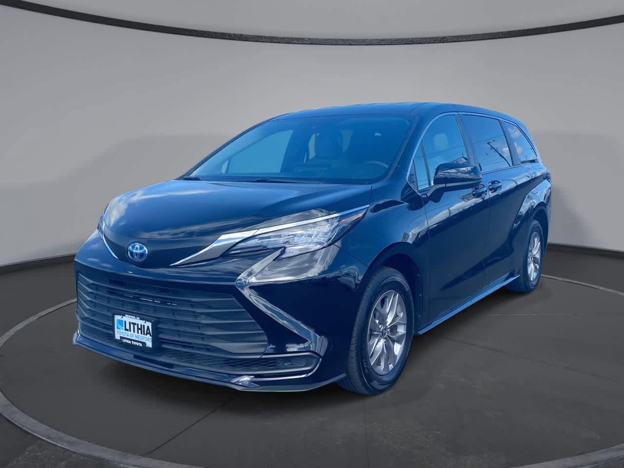 2025 Toyota Sienna LE 8-Passenger Hybrid FWD's photo