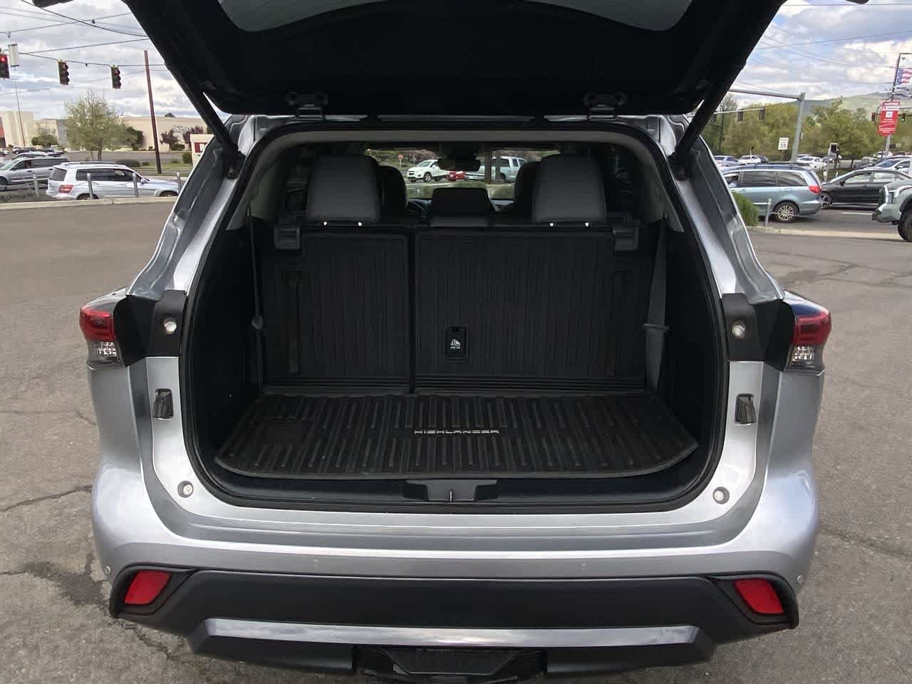 Thumbnail: 2022 Toyota Highlander - 24