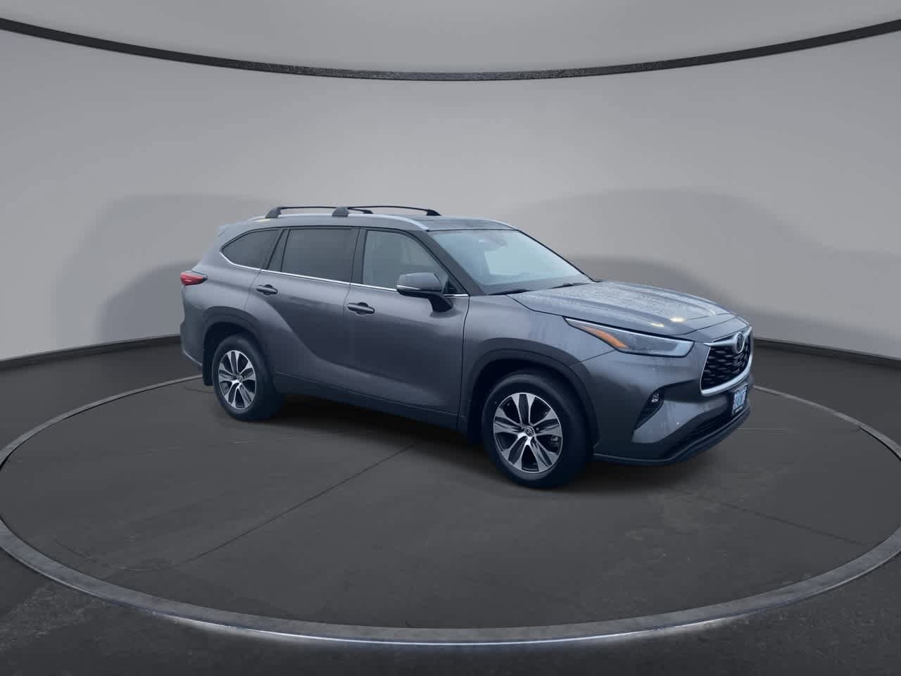 2022 Toyota Highlander XLE photo 2