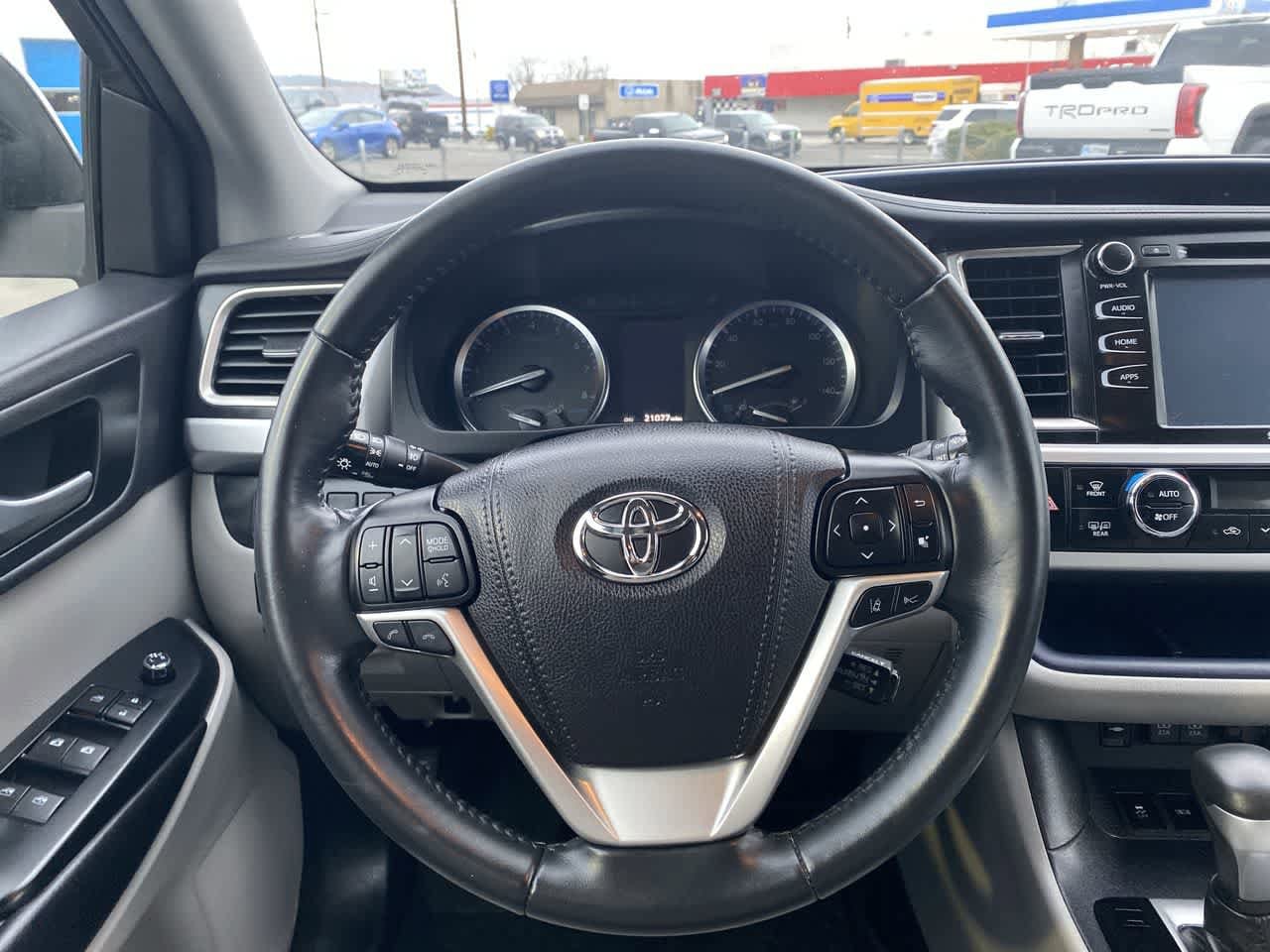 Thumbnail: 2019 Toyota Highlander - 14