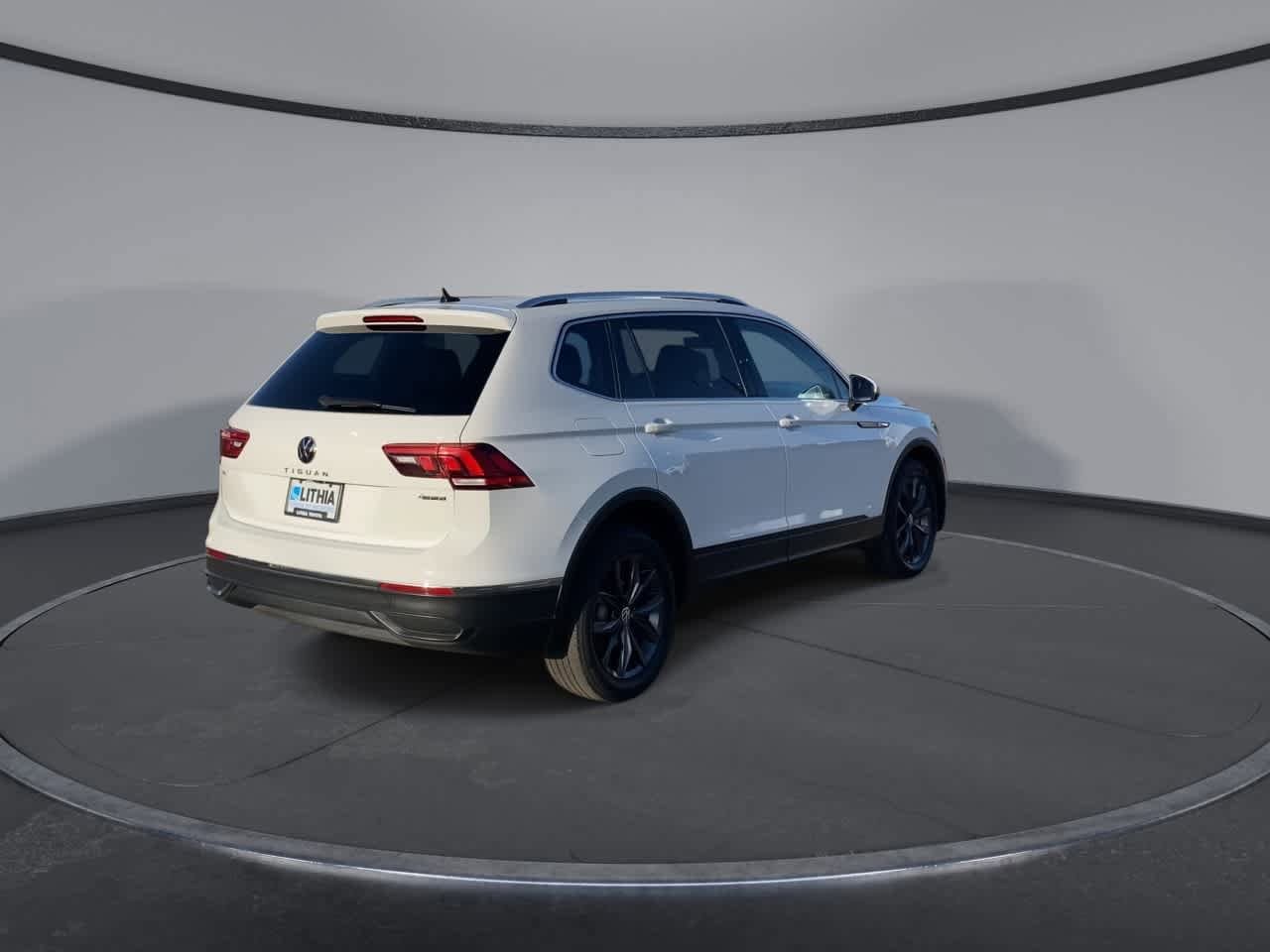 Thumbnail: 2022 Volkswagen Tiguan - 8