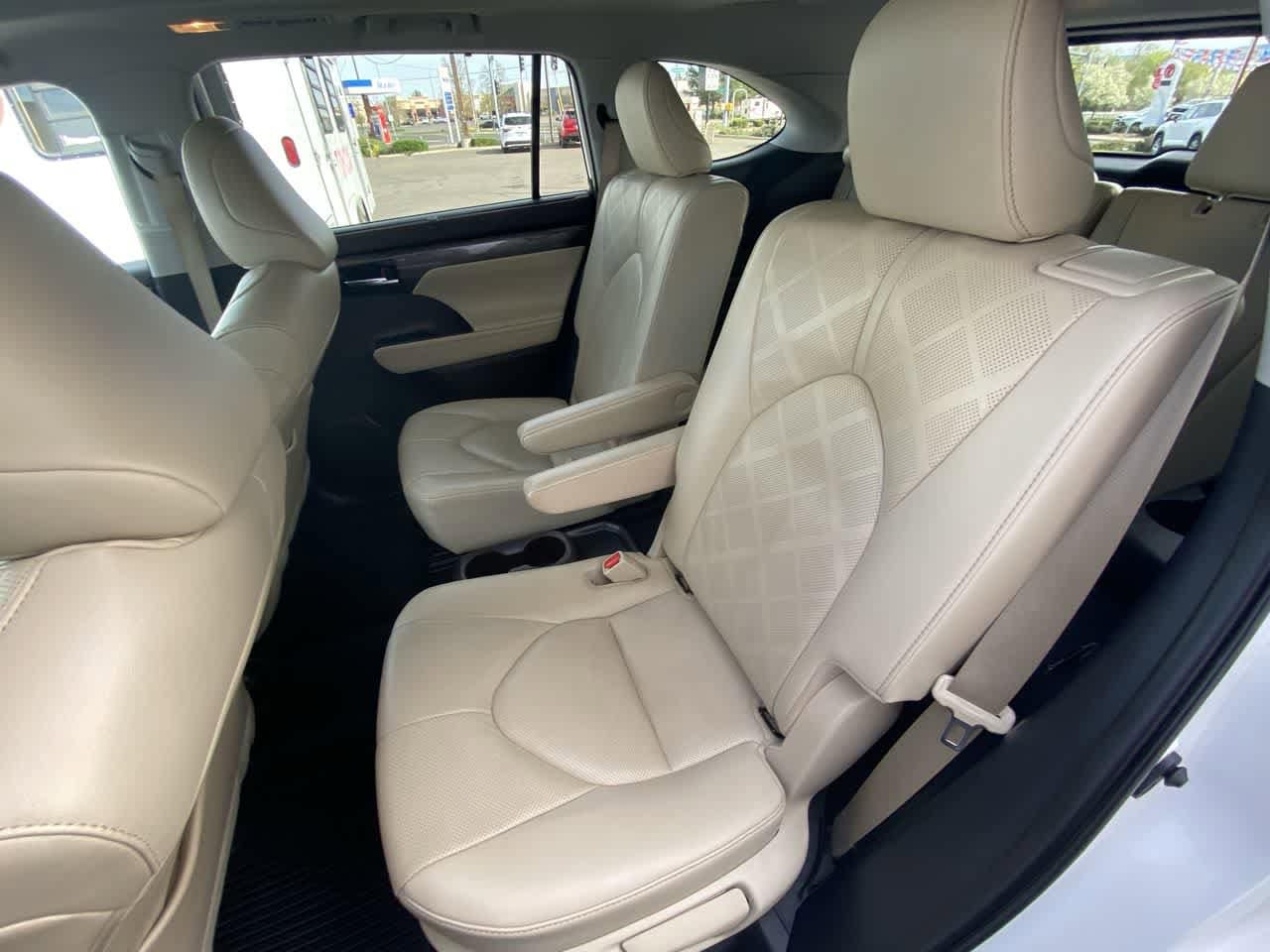 Thumbnail: 2020 Toyota Highlander - 23