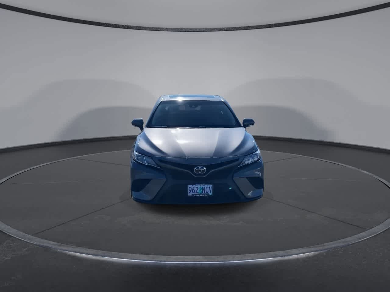 2020 Toyota Camry SE photo 3