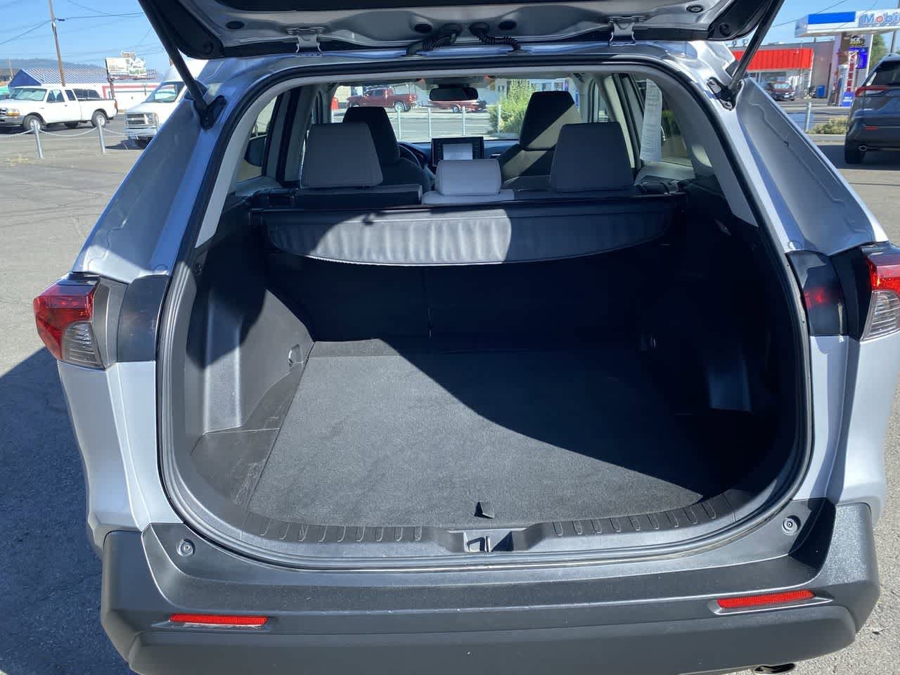 2021 Toyota RAV4 XLE 22