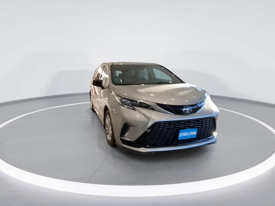 Thumbnail: 2022 Toyota Sienna - 3