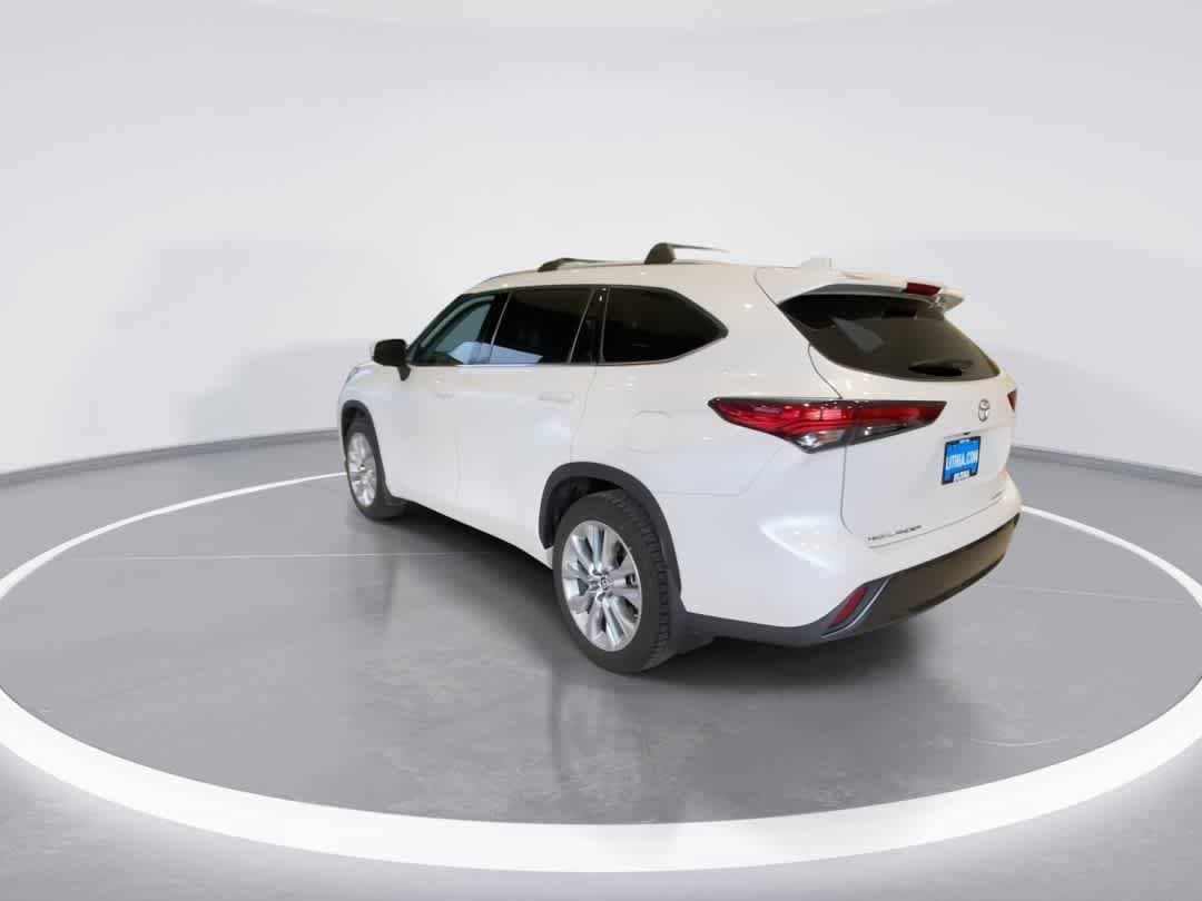 Thumbnail: 2023 Toyota Highlander - 6