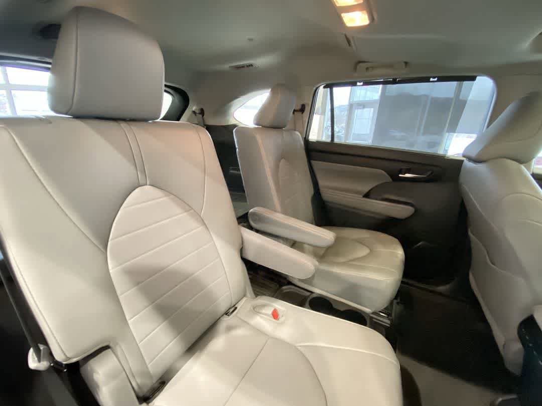 Thumbnail: 2022 Toyota Highlander - 25