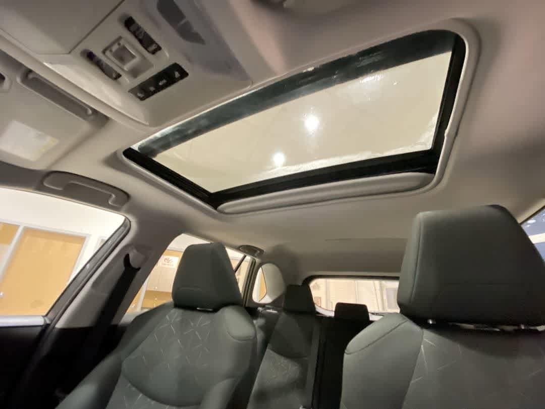 Thumbnail: 2021 Toyota RAV4 - 24