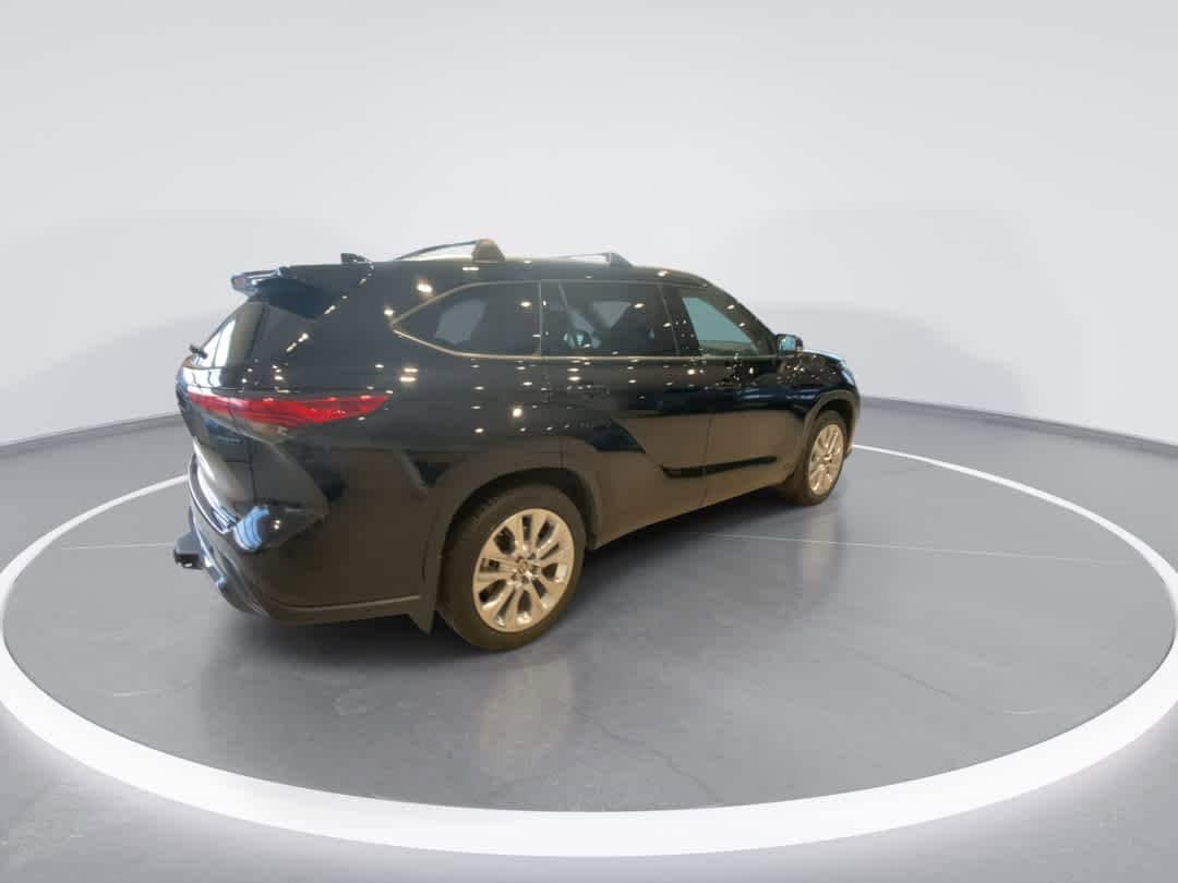 Thumbnail: 2023 Toyota Highlander - 8
