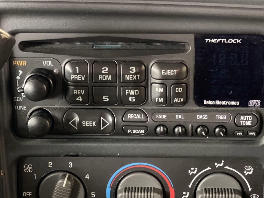 Thumbnail: 2002 Chevrolet Tahoe - 19