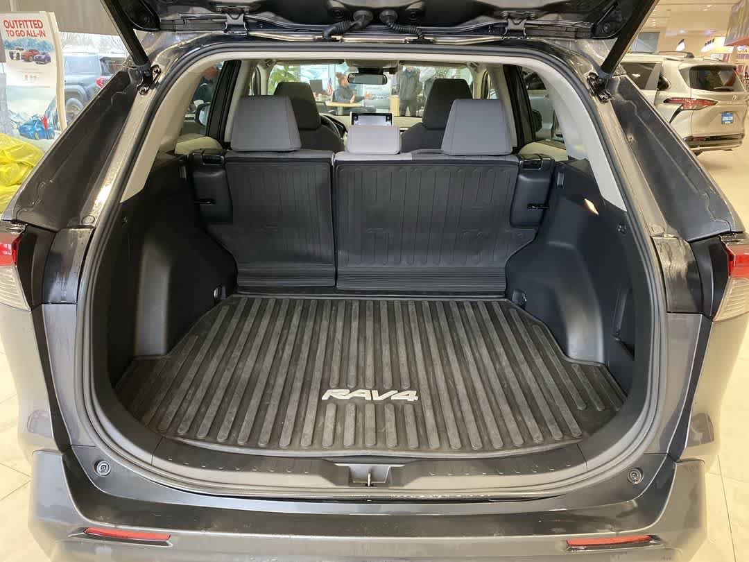 Thumbnail: 2021 Toyota RAV4 - 23