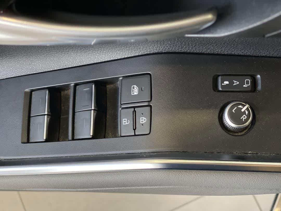 Thumbnail: 2023 Toyota Highlander - 16
