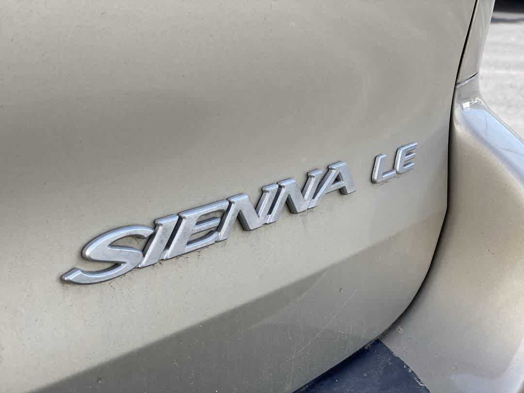 2010 Toyota Sienna LE 10