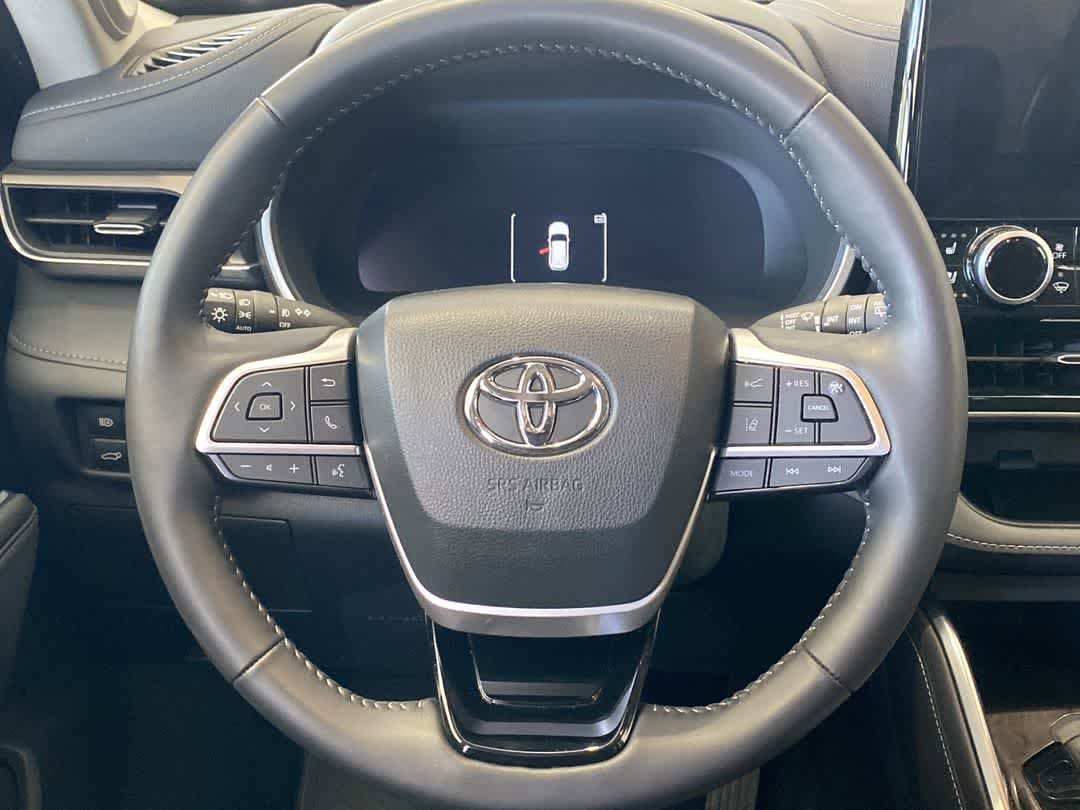Thumbnail: 2023 Toyota Highlander - 17