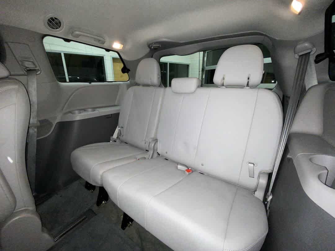 Thumbnail: 2017 Toyota Sienna - 26
