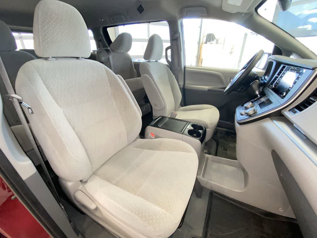 Thumbnail: 2020 Toyota Sienna - 26