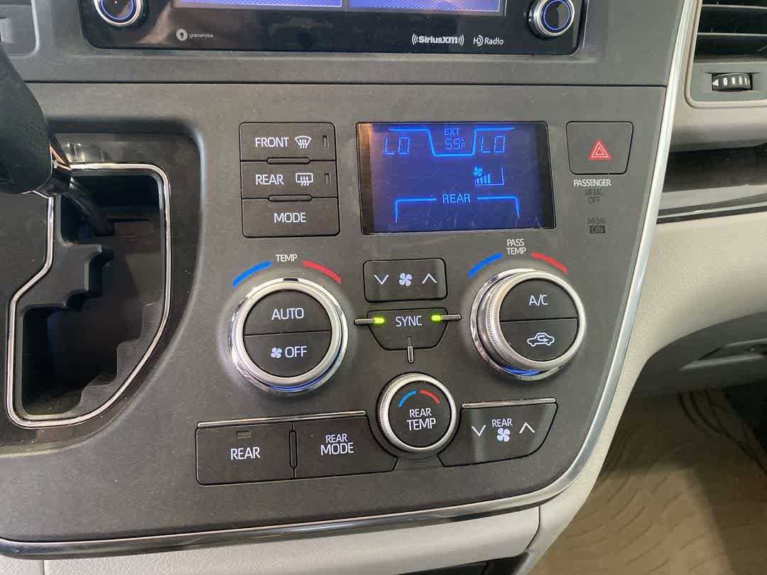 Thumbnail: 2019 Toyota Sienna - 20