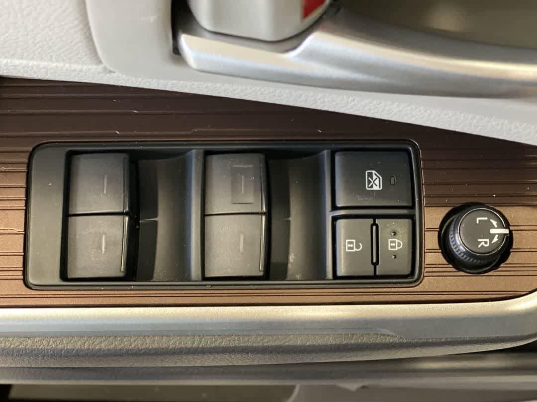 Thumbnail: 2021 Toyota Sienna - 16