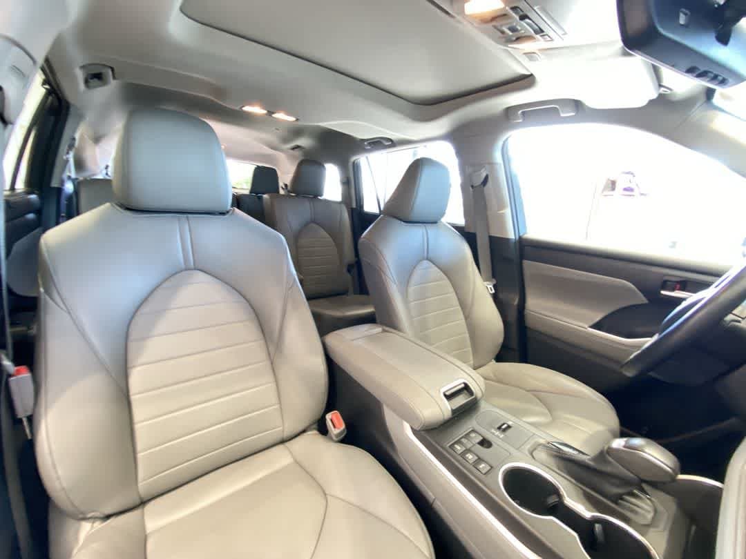 Thumbnail: 2023 Toyota Highlander - 28