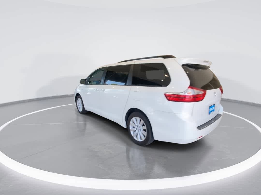 Thumbnail: 2017 Toyota Sienna - 6