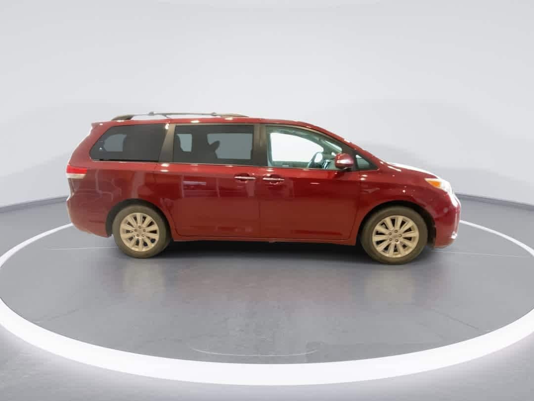 Thumbnail: 2014 Toyota Sienna - 9