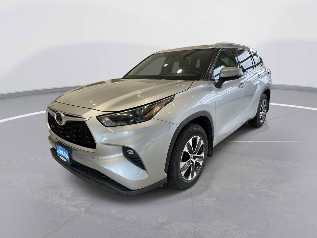 Used 2022 Toyota Highlander SUV XLE Celestial Silver For Sale in