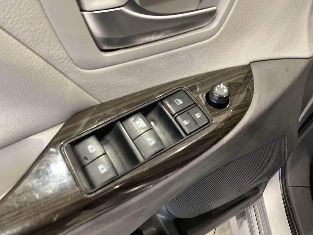 Thumbnail: 2019 Toyota Sienna - 13