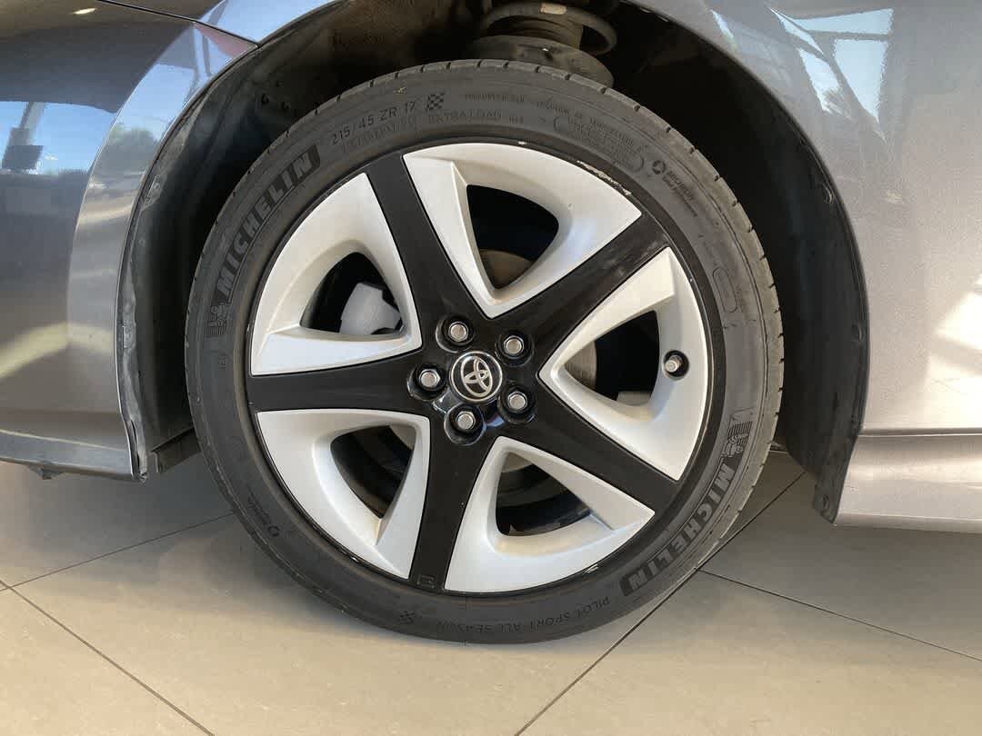 2016 Toyota Prius Three Touring 12