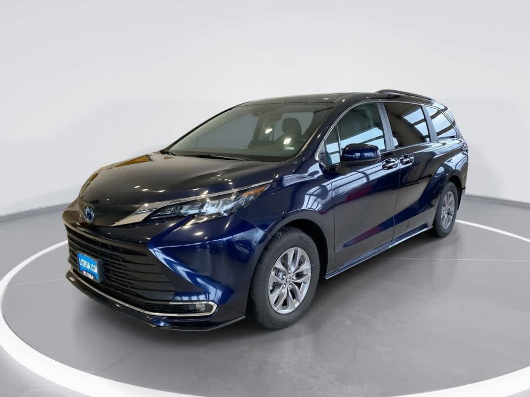 2024 Toyota Sienna XLE's photo