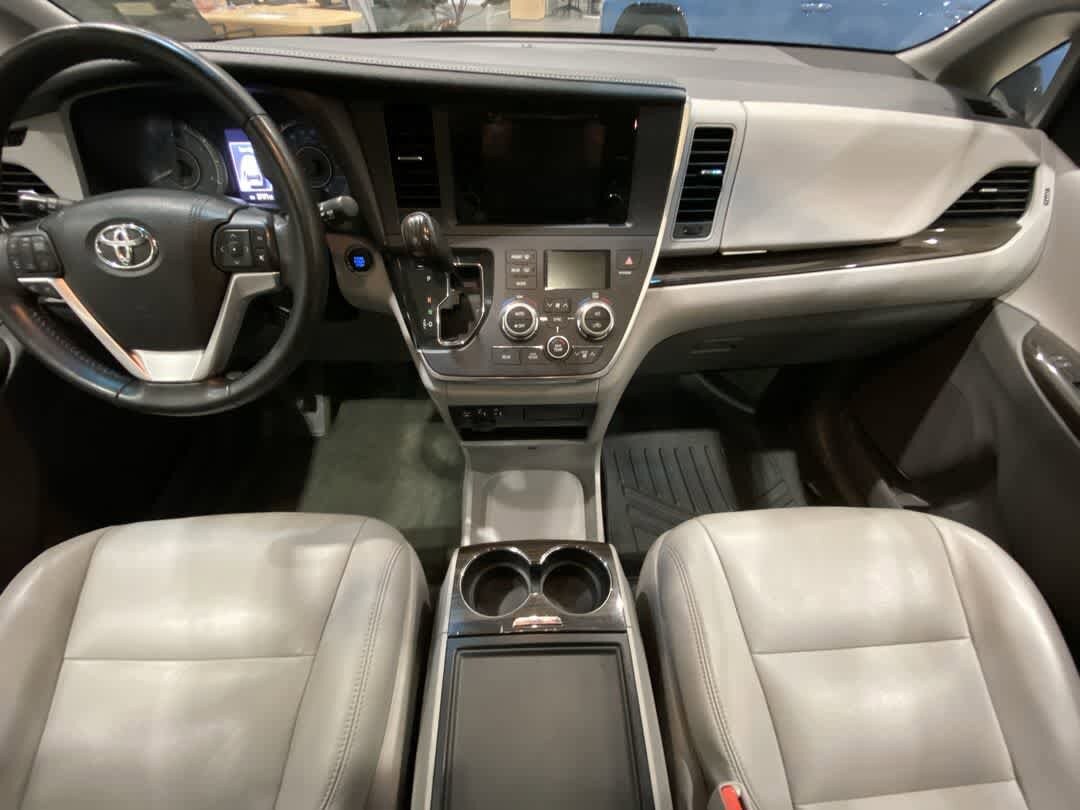 Thumbnail: 2017 Toyota Sienna - 23