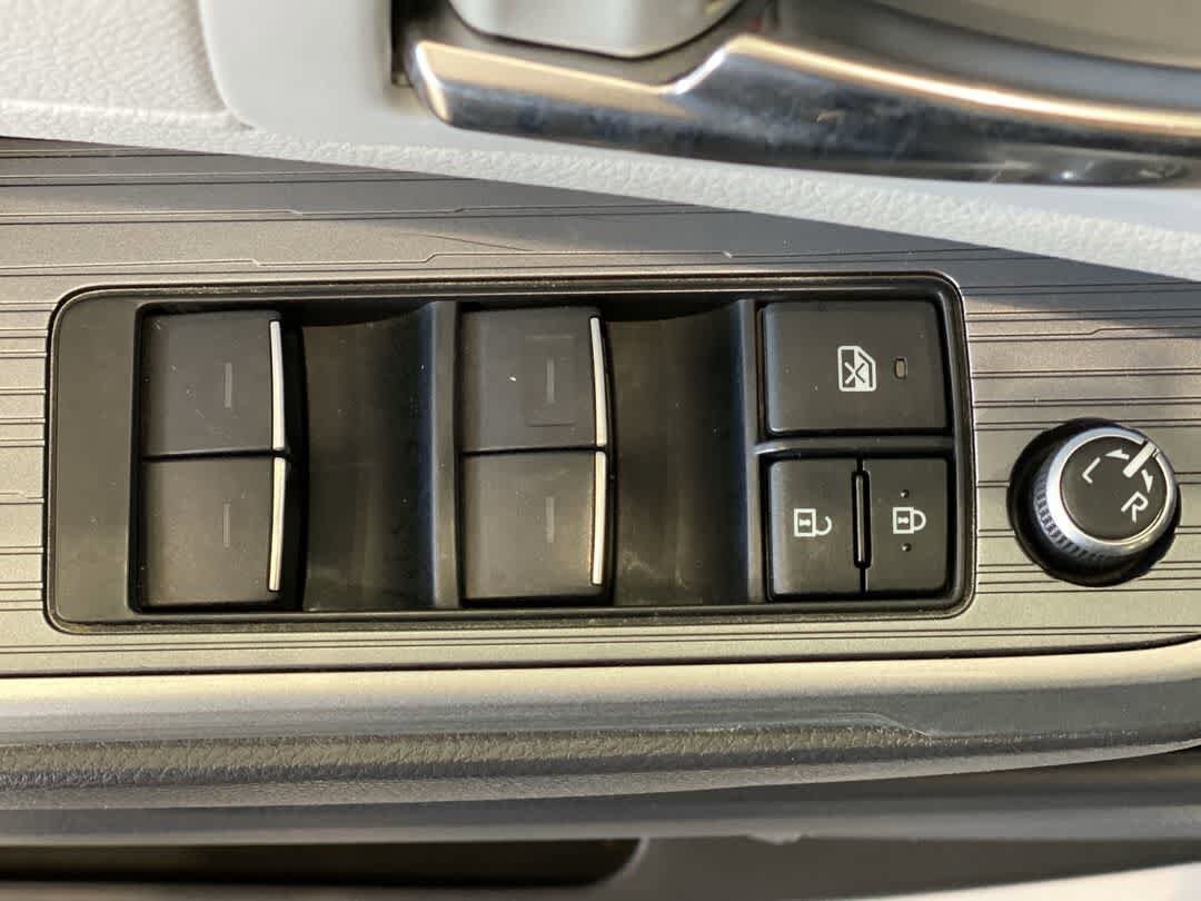 Thumbnail: 2022 Toyota Sienna - 16
