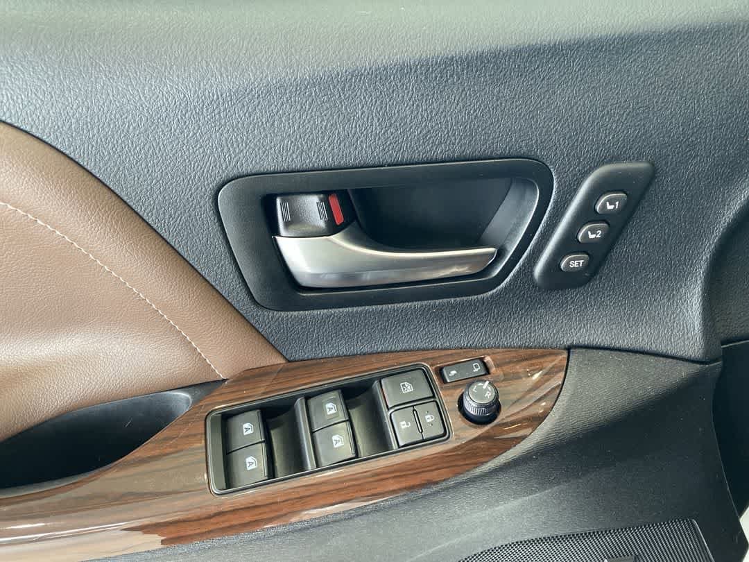 Thumbnail: 2020 Toyota Sienna - 16