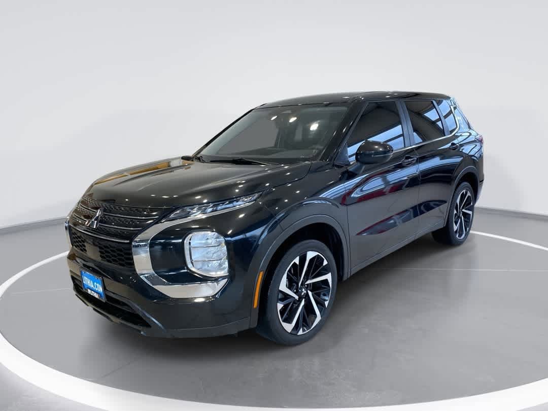 2022 Mitsubishi Outlander ES's photo