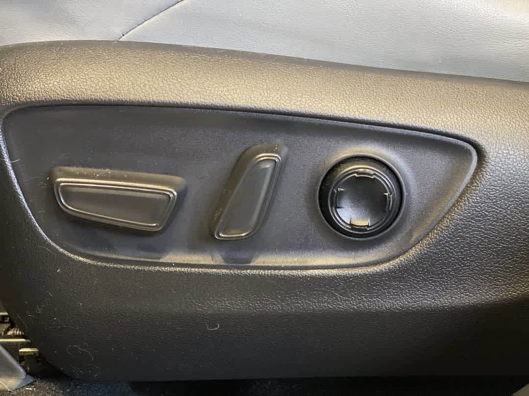 Thumbnail: 2021 Toyota Venza - 15