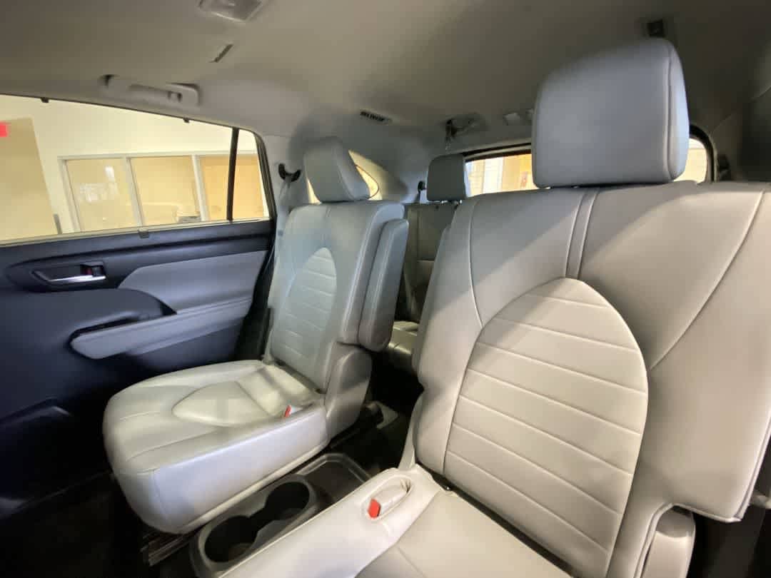 Thumbnail: 2023 Toyota Highlander - 25
