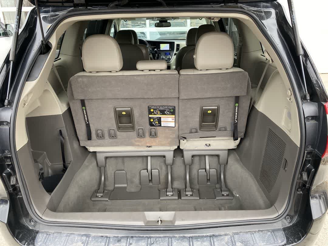 Thumbnail: 2020 Toyota Sienna - 25