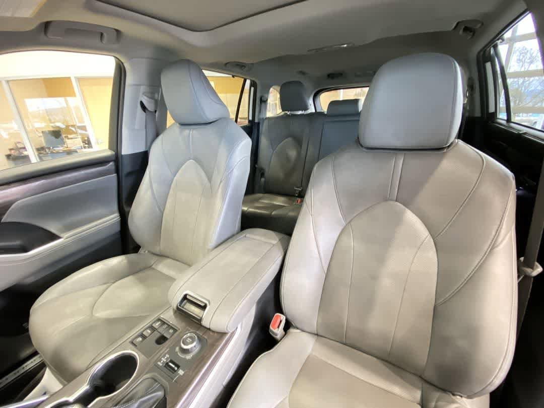Thumbnail: 2023 Toyota Highlander - 14