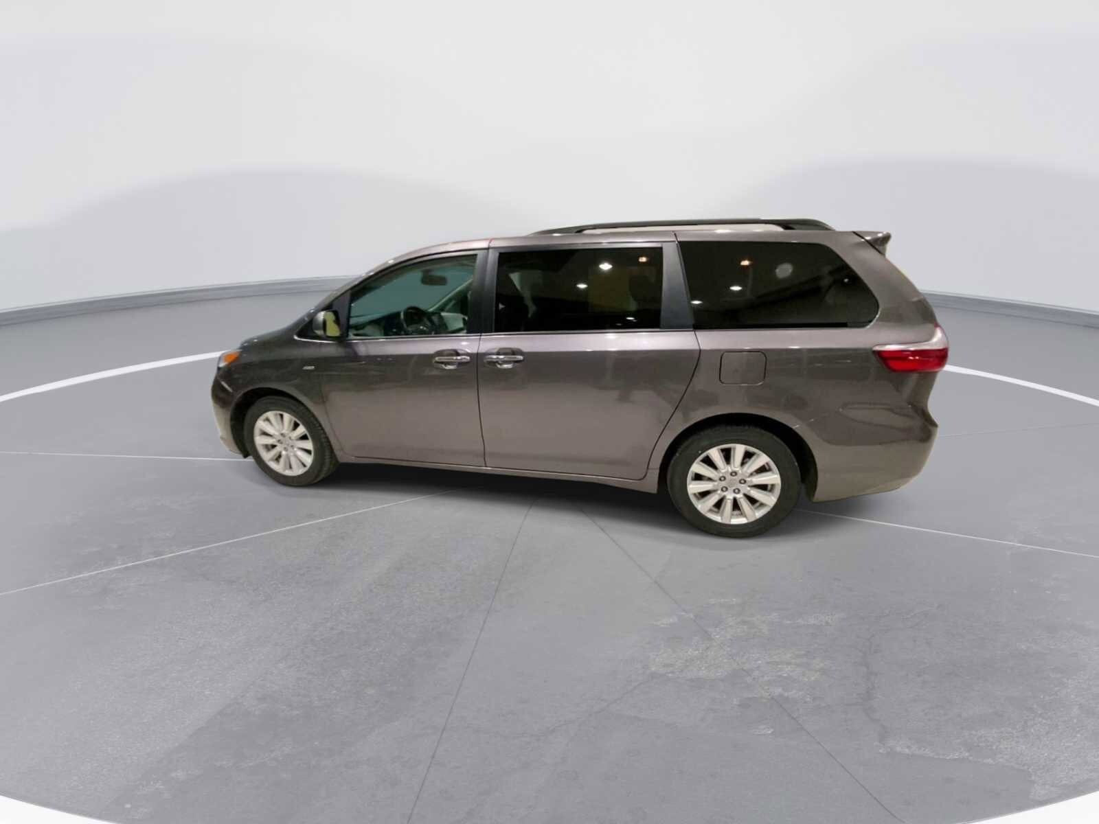 Thumbnail: 2017 Toyota Sienna - 7