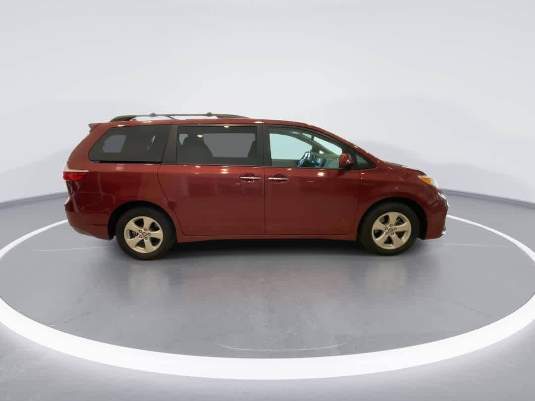 Thumbnail: 2020 Toyota Sienna - 9