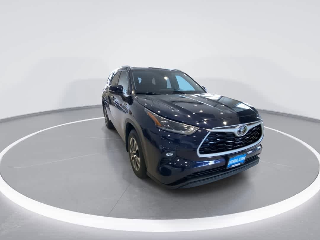 2021 Toyota Highlander XLE photo 2